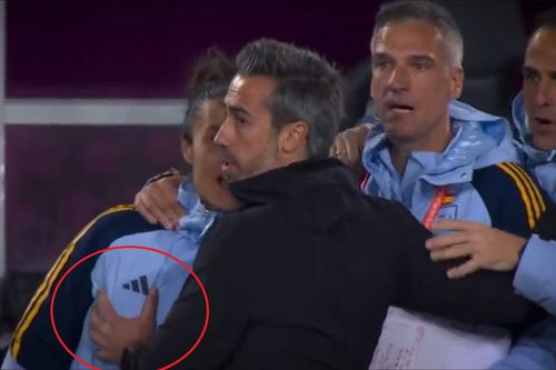 Momentul în care Jorge Vilda o atinge nepotrivit pe colega sa
