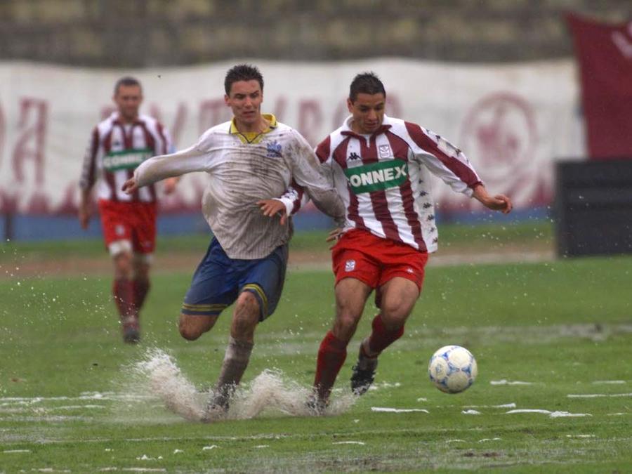 Ionel Ganea (dreapta) a ajuns la Rapid la scurt timp după ce a „furat” titlul Giuleștiului cu două goluri marcate pentru Craiova în ultima etapă din 1998 Mărturie incredibilă a arbitrului care i-a interzis titlul lui Mircea Lucescu, în 1998: „Jur! Asta i-am spus lui Copos!” + Povestea golului anulat eronat, dezvăluită după 27 de ani: „Rapidul nu prea-mi plăcea!”