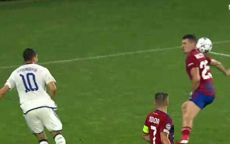 Momentul în care Racovițan deviază mingea în propria poartă / FOTO: Captură TV @Digi Sport 1 Racovițan, ghinionistul serii în play-off-ul Ligii Campionilor » Sorescu a jucat și el, Ianis Hagi doar în tribune