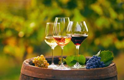 Vin alb, vin rosé sau vin roșu? Ghidul băuturilor de la SmartDrinks.ro pentru ocazii speciale