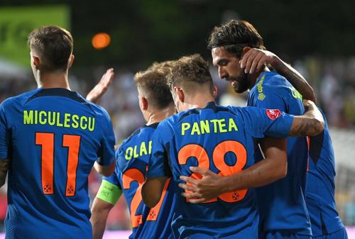 Fostul mare jucător al echipei naționale, Ilie Dumitrescu (54 de ani), nu înțelege de ce vârful italian al celor de la FCSB, Andrea Compagno (27 de ani), a fost trecut pe linie moartă de patronul vicecampioanei, Gigi Becali.