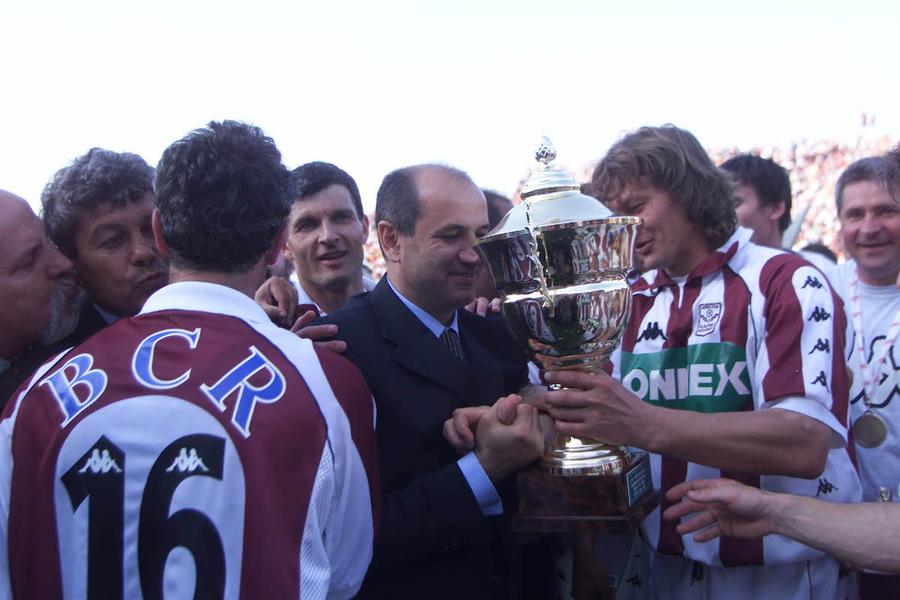 Copos, Lucescu și jucătorii Rapidului celebrează titlul din 1999 Istoria secretă a Rapidului: blaturi pentru câștigarea primelor două titluri. Mărturii incredibile: „Hai, mă, copii să facem egal!” + regia tovarășilor Pădureanu și Lucescu
