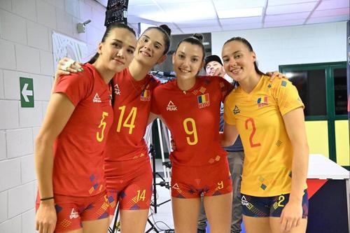 Raisa Ioan (stânga) și Diana Vereș (dreapta) alături de colegele Roxana Roman și Iarina Axinte Foto CEV