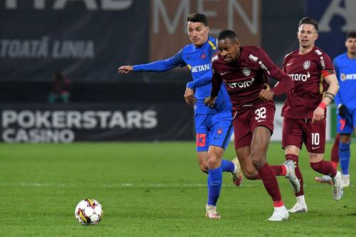 Președintele celor de la CFR Cluj, Cristi Balaj (52 de ani), a anunțat că gruparea din Gruia se află în discuții cu mai multe echipe pentru cedarea atacantului Rangelo Janga (31 de ani).