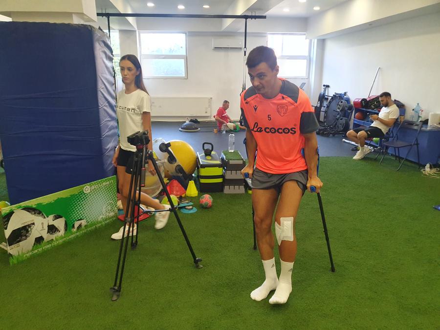 Vali Țicu se poate deplasa doar cu ajutorul cârjelor / Foto: Justin Gafiuc Cu piciorul zdrobit, Valentin Țicu povestește calvarul trăit după accidentare: „Îmi venea să-mi smulg părul din cap de durere”. A explicat Gazetei ce țintă spectaculoasă și-a propus