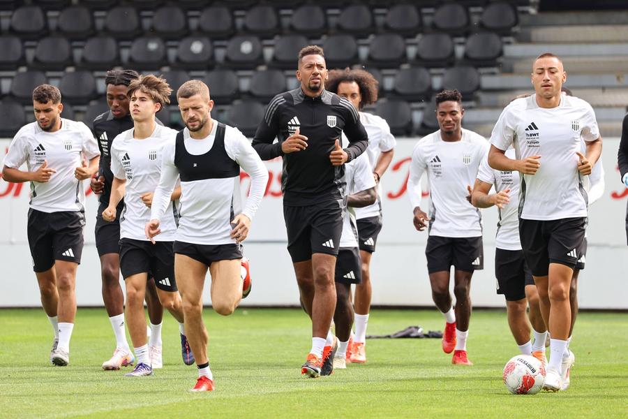 LASK Linz, la antrenamentul oficial înaintea partidei cu FCSB, de pe teren propriu. Foto: Imago Austriacul care a jucat în România nu dă nicio șansă FCSB-ului în „dubla” cu LASK: „E un club ciudat” » A desființat condițiile din Superliga: „Ne antrenam pe bălegar”