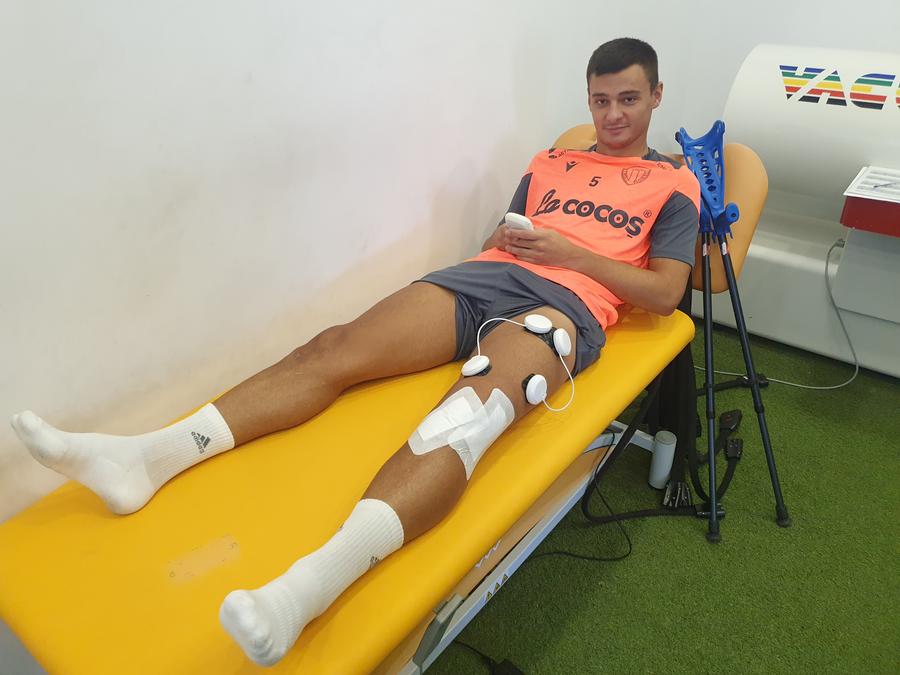 Valentin Țicu se ”împrietenește” cu electrostimulatorul muscular Cu piciorul zdrobit, Valentin Țicu povestește calvarul trăit după accidentare: „Îmi venea să-mi smulg părul din cap de durere”. A explicat Gazetei ce țintă spectaculoasă și-a propus