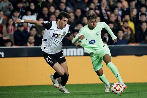 Duel din meciul jucat în „sferturile” Cupei Regelui 2024-2025 între Barcelona și Valencia / Foto: Imago