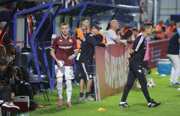 Ruptură la Rapid? Claudiu Petrila a dat mâna cu toți de pe bancă atunci când a fost schimbat, dar l-a evitat pe Costel Gâlcă + Ce s-a întâmplat după fluierul final