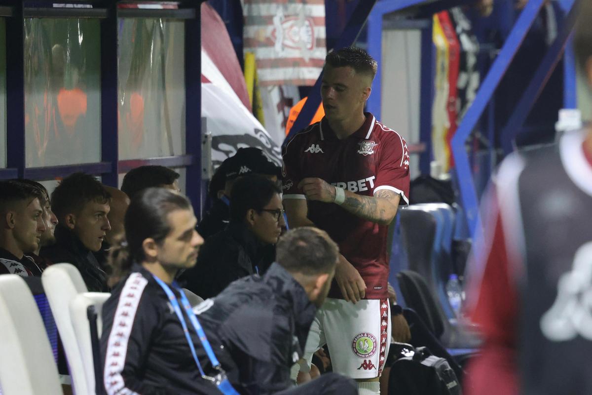 Ruptură la Rapid? Claudiu Petrila a dat mâna cu toți de pe bancă atunci când a fost schimbat, dar l-a evitat pe Costel Gâlcă + Ce s-a întâmplat după fluierul final