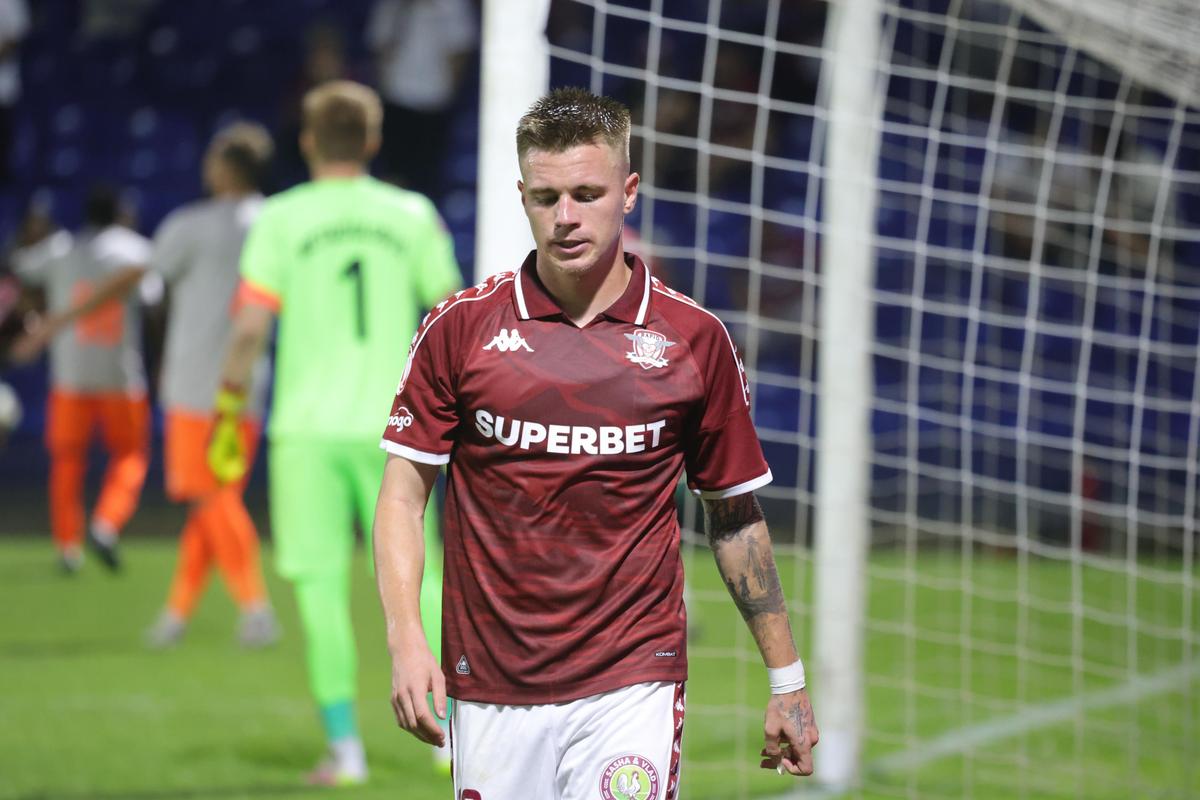 Ruptură la Rapid? Claudiu Petrila a dat mâna cu toți de pe bancă atunci când a fost schimbat, dar l-a evitat pe Costel Gâlcă + Ce s-a întâmplat după fluierul final