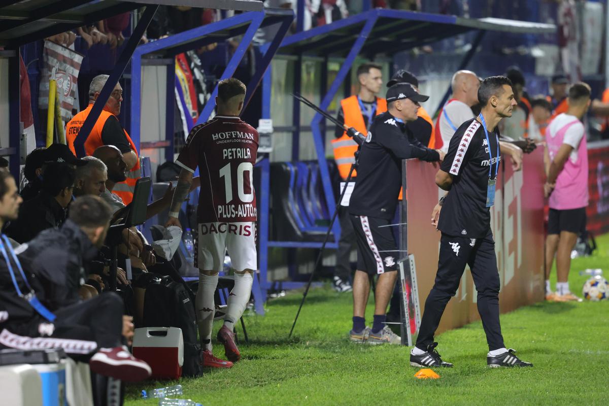 Ruptură la Rapid? Claudiu Petrila a dat mâna cu toți de pe bancă atunci când a fost schimbat, dar l-a evitat pe Costel Gâlcă + Ce s-a întâmplat după fluierul final