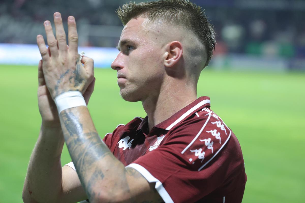 Ruptură la Rapid? Claudiu Petrila a dat mâna cu toți de pe bancă atunci când a fost schimbat, dar l-a evitat pe Costel Gâlcă + Ce s-a întâmplat după fluierul final