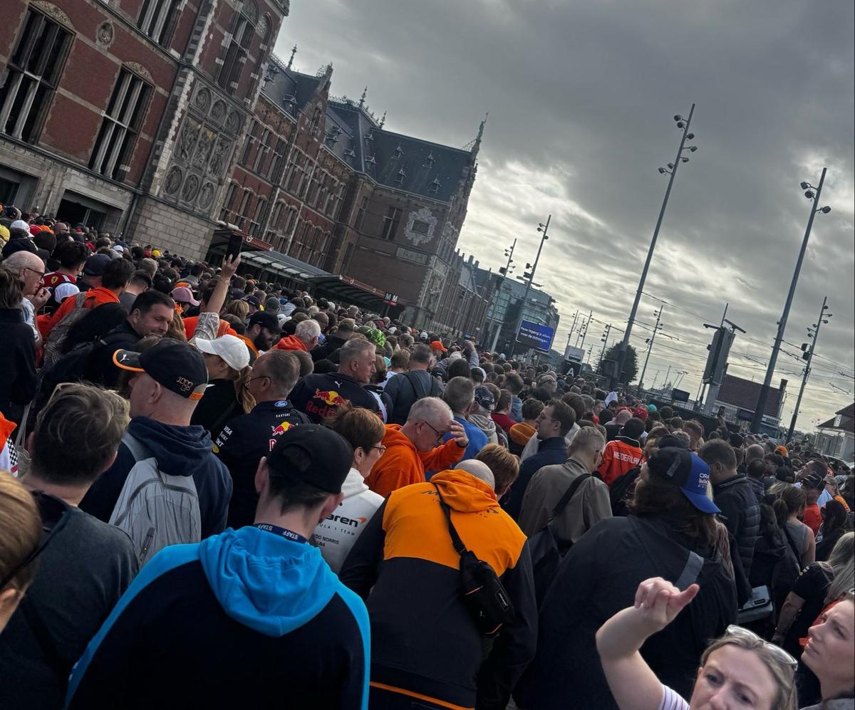 Haos înainte de cursa de Formula 1 din Olanda: au așteptat ore întregi în gări