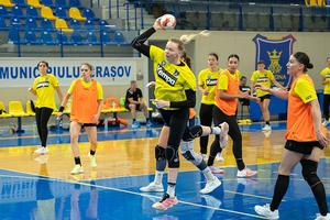 Astăzi, semifinalele Supercupei la handbal feminin: Corona Brașov - SCM Rm. Vâlcea deschide ziua