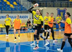 Astăzi, semifinalele Supercupei la handbal feminin: Corona Brașov - SCM Rm. Vâlcea deschide ziua