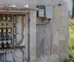 Panou electric nesecurizat pe terenul fostei vile a lui Vasile Turcu. Foto: Andrei Furnigă, GSP