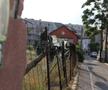Paragină, buruieni și gunoaie în locul vilei lui Vasile Turcu. Foto: Andrei Furnigă, GSP