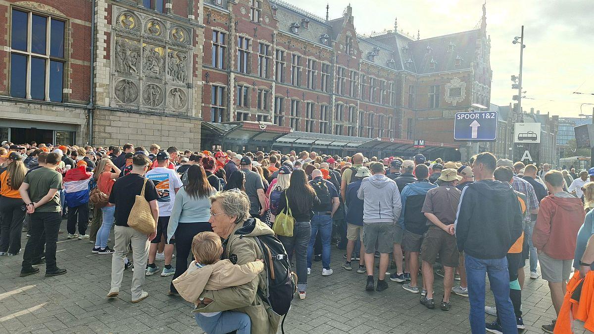 Haos înainte de cursa de Formula 1 din Olanda: au așteptat ore întregi în gări