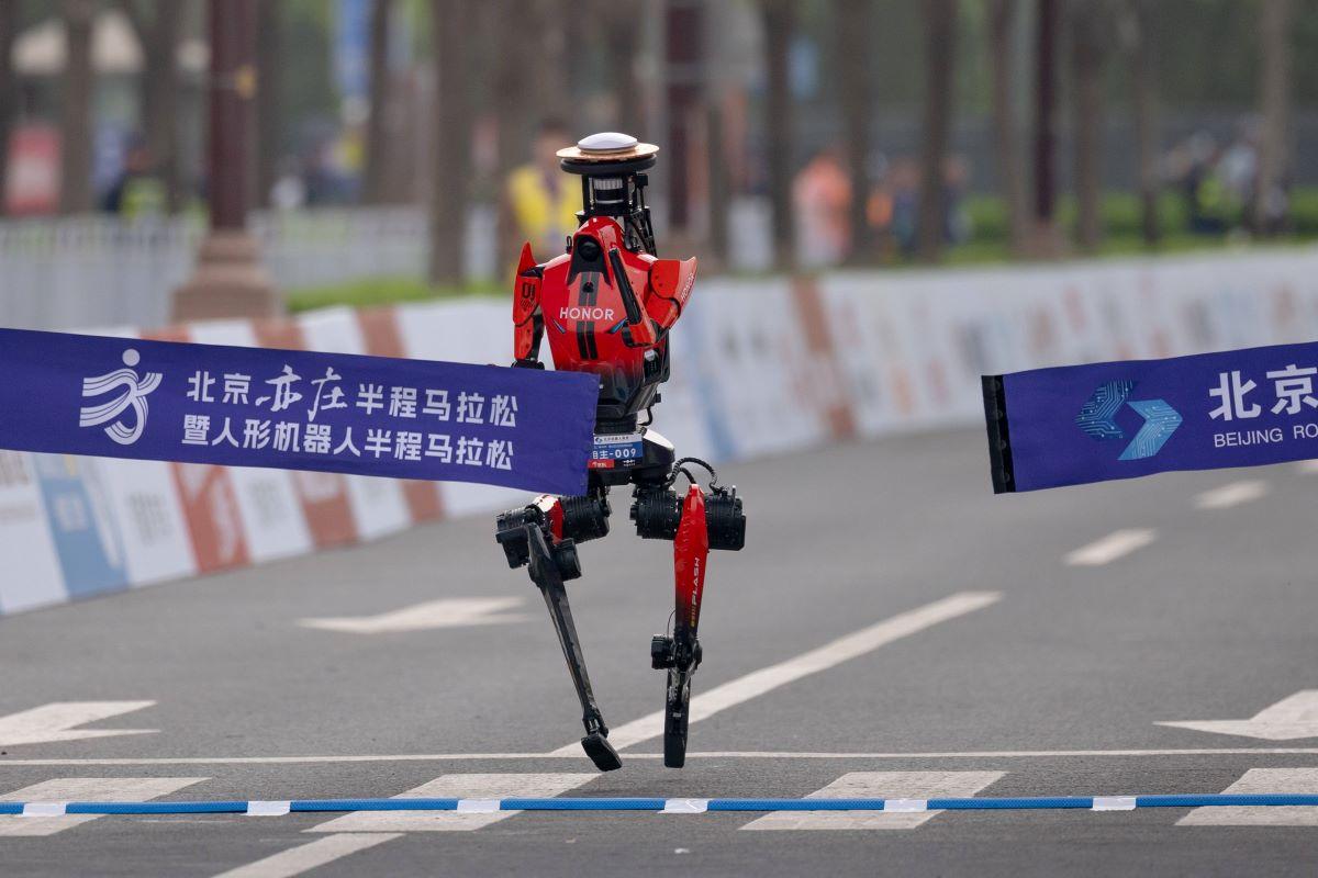 Un robot umanoid a bătut recordul mondial la 100 m plat deținut de Usain Bolt din 2009