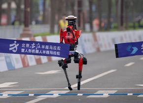 Un robot umanoid a bătut recordul mondial la 100 m plat deținut de Usain Bolt din 2009