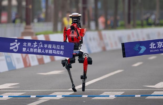 Un robot umanoid a bătut recordul mondial la 100 m plat deținut de Usain Bolt din 2009