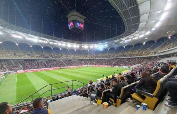 FCSB - CFR CLUJ // FOTO Faza serii pe stadion: ce scria pe o pânză afișată în mijlocul fanilor roș-albaștri :D