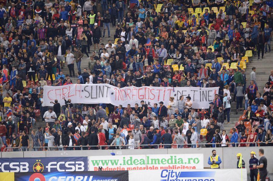 FCSB - CFR CLUJ // FOTO Faza serii pe stadion: ce scria pe o pânză afișată în mijlocul fanilor roș-albaștri :D