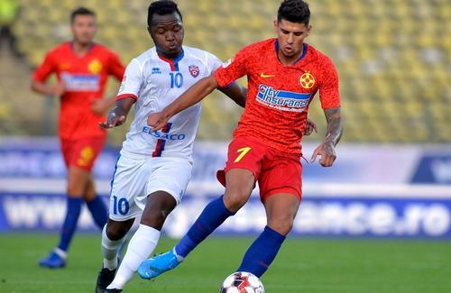 Hervin Ongenda (alb), într-un duel cu Florinel Coman