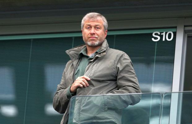 Practici interzise: Roman Abramovich a cumpărat 12 jucători ai altor cluburi printr-un paravan offshore!