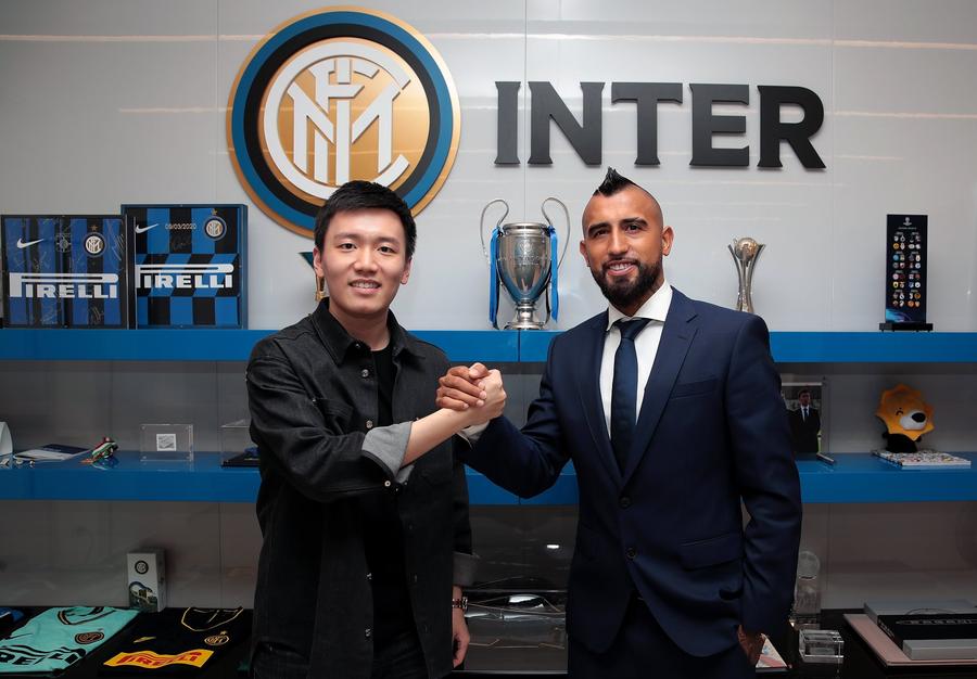 Arturo Vidal, prezentat de Inter // foto: Facebook @ Inter OFICIAL Inter a transferat un fotbalist de la Barcelona la preț de Liga 1!
