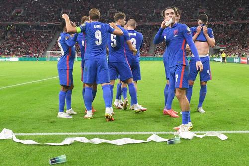 Fanii maghiari au aruncat cu obiecte pe teren în Ungaria - Anglia 0-4 // foto: Guliver/gettyimages