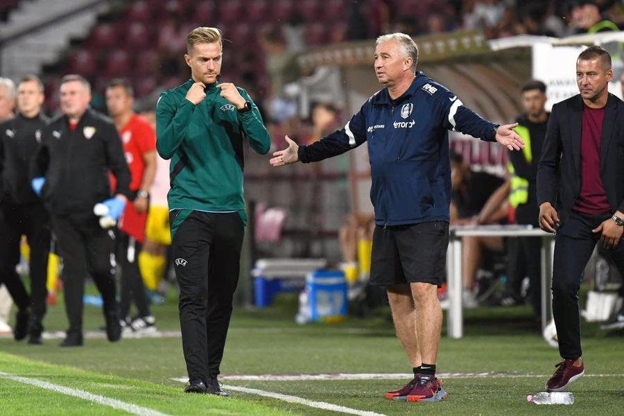 Dinspre Dan Petrescu a fost lansat zvonul că este curtat de două echipe din Anglia. La fix în războiul pe care-l poartă cu Nelu Varga (foto: Imago) Povestea urii și a împăcării