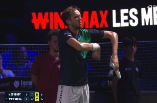 Rusul Daniil Medvedev (26 de ani, 4 ATP) a avut un comportament inadecvat în timpul meciului pierdut la Metz contra lui Stan Wawrinka (37 de ani, 284 ATP), scor 4-6, 7-6(7), 3-6.