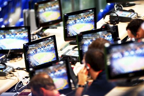 Reporteri în fața ecranelor TV, în Roma, foto: Guliver/gettyimages