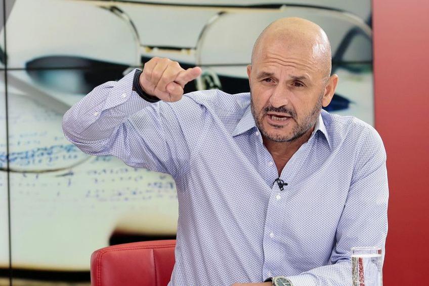 Adrian Mititelu, finanțatorul celor de la FCU Craiova, continuă disputa cu rivalii de la Rapid. De această dată l-a criticat pe Victor Angelescu, acționarul minoritar al clubului giuleștean.