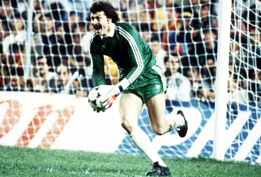 Helmuth Duckadam, după ce a apărat al patrulea penalty în finala cu Barcelona și Steaua a câștigat Cupa Campionilor