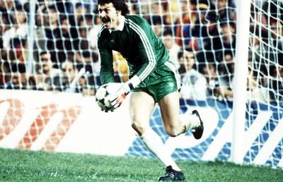 Omagiul superb adus de clubul FC Sevilla în memoria lui Helmuth Duckadam » Ce au afișat lângă poarta unde s-a întâmplat minunea din 1986