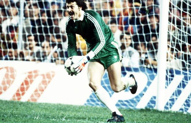 Mănușile cu care Helmut Duckadam a apărat 4 penalty-uri la Sevilla s-au întors la București! Unde vor putea fi văzute