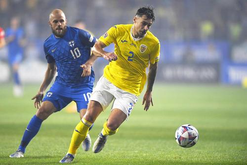 Teemu Pukki, în spate, în meciul tur cu România // foto: Imago Images