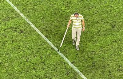 Nu s-a văzut la TV » 8 detalii remarcate de reporterii GSP la Dinamo - Farul: furci pe gazon, ironii în tribune