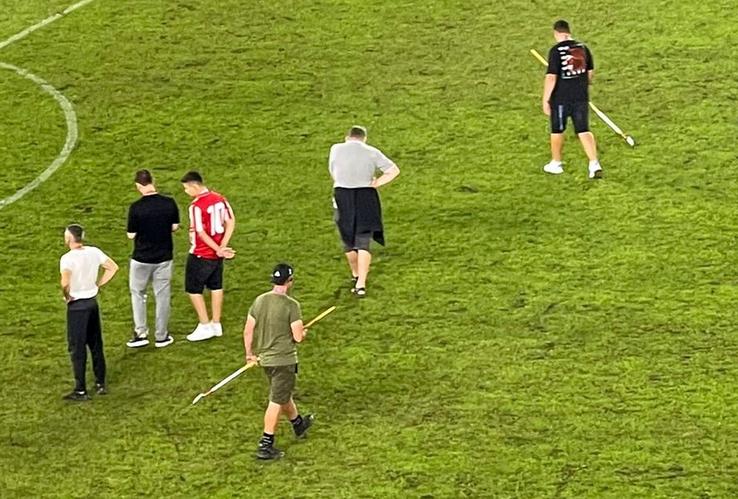 Organizatorii au încercat să repare gazonul la pauza meciului Dinamo - Farul / foto: Vlad Nedelea (GSP)