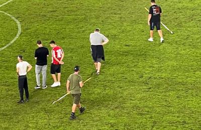Au intrat cu furcile pe teren, la pauza meciului Dinamo - Farul » Scenele din alte vremuri derulate pe „Arcul de Triumf”