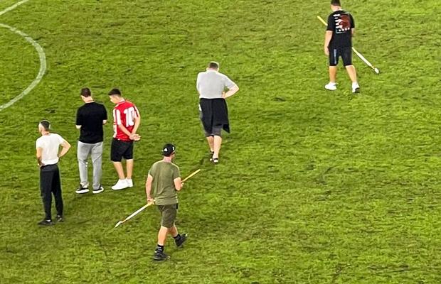 Au intrat cu furcile pe teren, la pauza meciului Dinamo - Farul » Scenele din alte vremuri derulate pe „Arcul de Triumf”