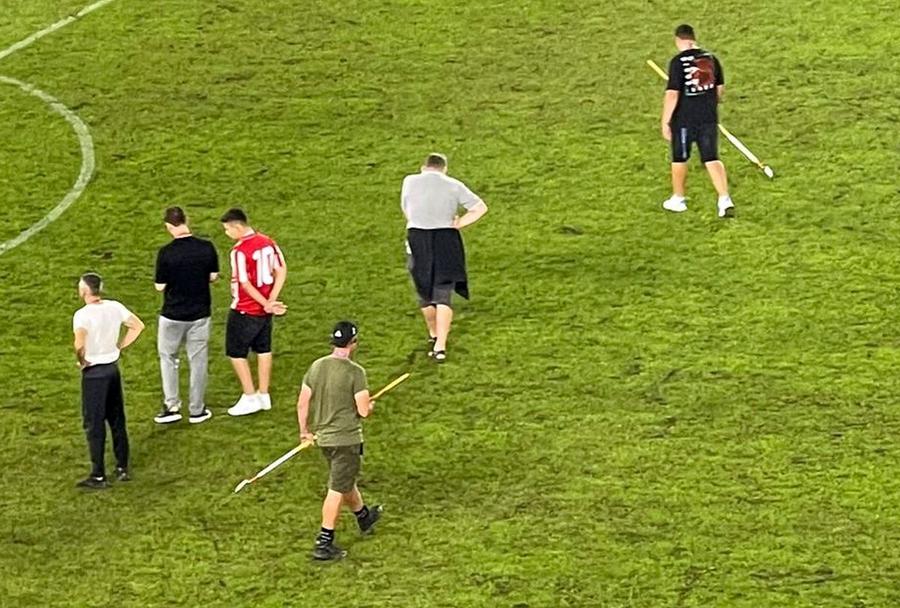 Organizatorii au încercat să repare gazonul la pauza meciului Dinamo - Farul / foto: Vlad Nedelea (GSP) Farul, echipa cu Vînă pe orezăria de pe „Arcul de Triumf” » Încă un eșec la ZERO pentru Dinamo! Clasamentul ACUM