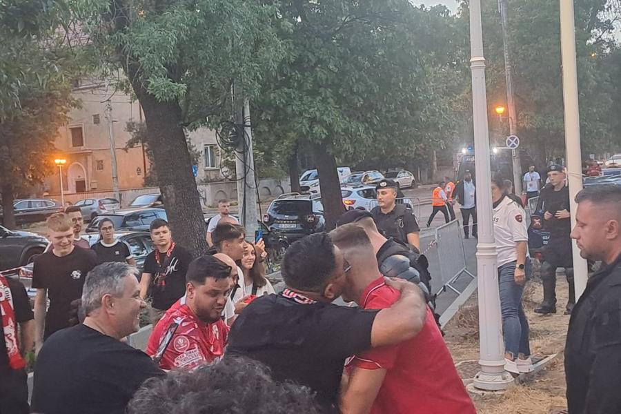 Dennis Politic a fost pupat de un fan la ieșirea din autocar Nu s-a văzut la TV » 8 detalii remarcate de reporterii GSP la Dinamo - Farul: furci pe gazon, ironii în tribune