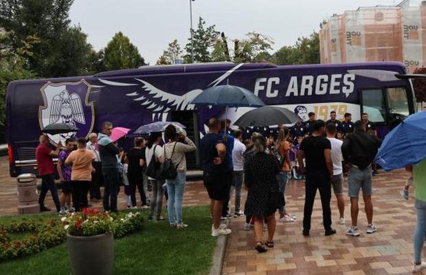 Clubul de tradiție și-a inaugurat autocarul în fața primăriei, iar fanii au „explodat”: „Mai aveați puțin și îl băgați înăuntru! Bani publici cheltuiți degeaba”