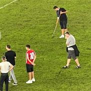 Organizatorii au încercat să repare gazonul la pauza meciului Dinamo - Farul / foto: Vlad Nedelea (GSP)