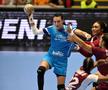 Cristina Neagu în duel cu Albertina Kassoma Foto Raed Krishan