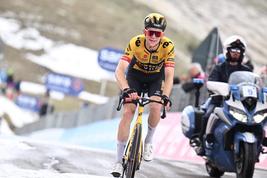 Michel Hessmann l-a ajutat pe Primoz Roglic în Turul Italiei FOTO Imago Images Managerul celor de la Jumbo-Visma, Richard Plugge, a dezvăluit cum se feresc de suplimentele contaminate: „Un ciclist nu poate lua pur și simplu un supliment fără să știe dacă a fost sau nu testat în prealabil